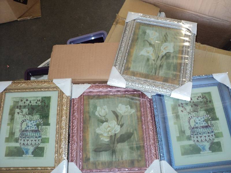 lot 121 image: 24 pixture frames, frame size is 9i...