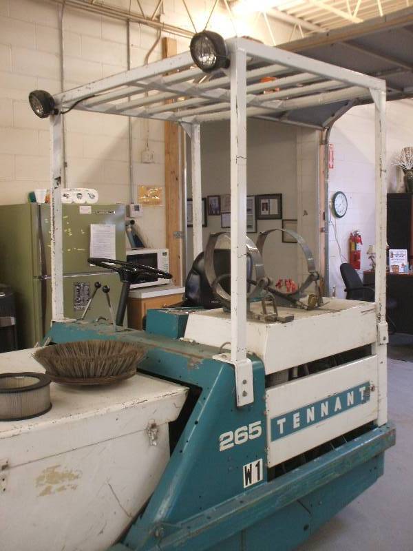 TENNANT POWER SWEEPER