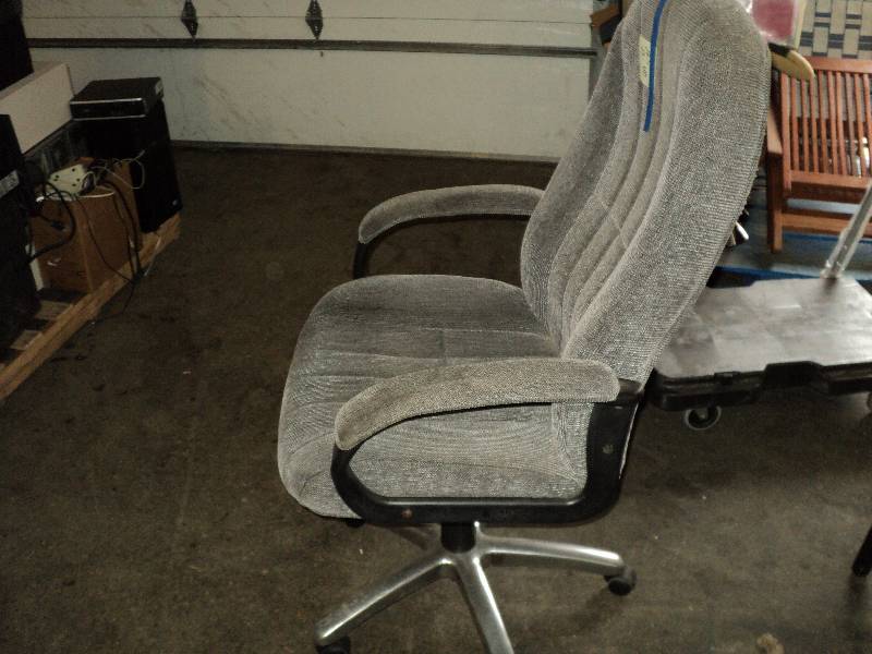 lot 104 image: adjustable office chair with wheels...