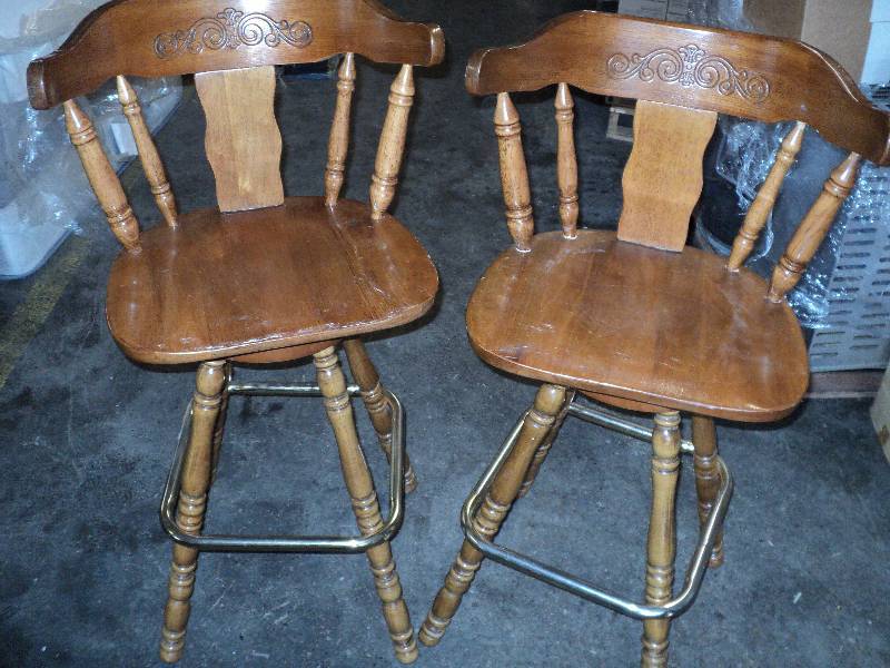 lot 120 image: 2 oak bar stools, 29in from floor t...