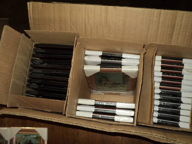 lot 124 image: 32 picture frames, 5inx7in...