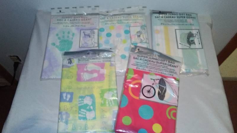lot 7 image: Super Jumbo Gift Bags (5) 40 x17x72 and 30x31x38
