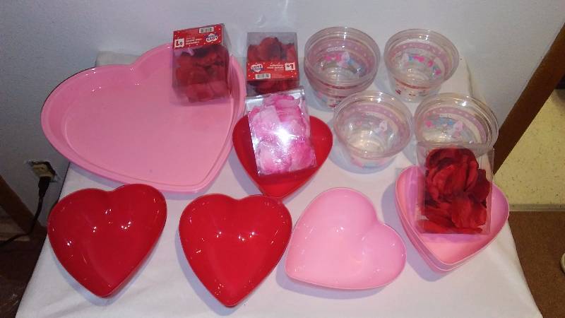 lot 15 image: Party Dcor, Red and Pink Themed, perfect for Weddings, Valentines and more