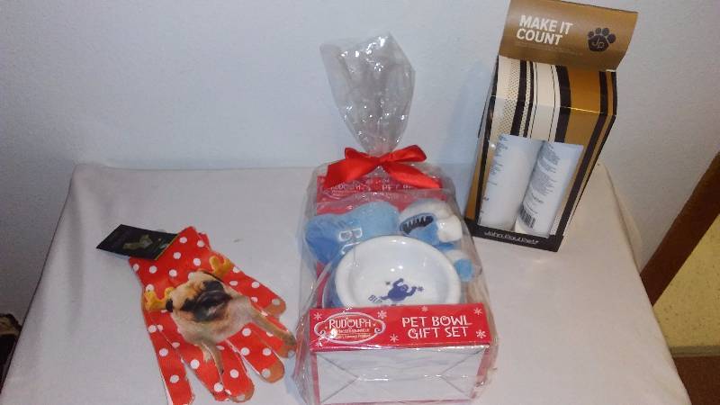 lot 17 image: Pet Supply Lot, Oatmeal Shampoo and Conditioner, gift set