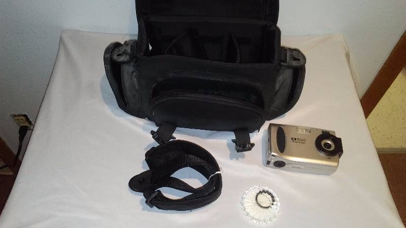 lot 20 image: HP PhotoSmart 210 Digital Camera with case