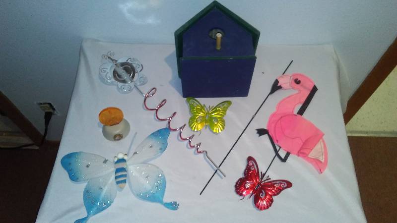 lot 21 image: Yard Dcor Items (7)