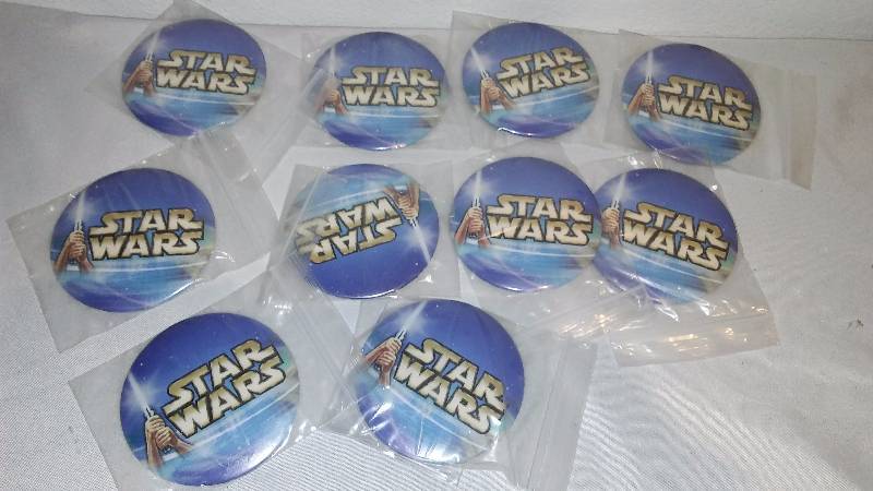 lot 26 image: Star Wars Buttons (10) 3 inch