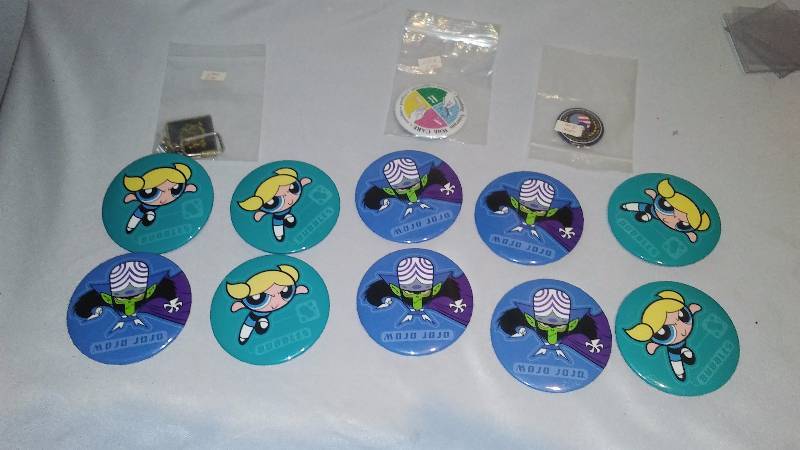 lot 27 image: Assorted Buttons (13) 3 inch