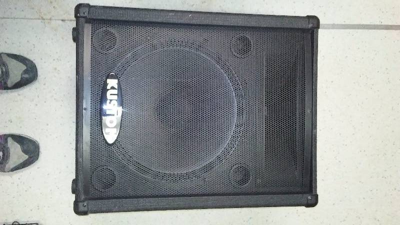 lot 33 image: Kustom Speaker