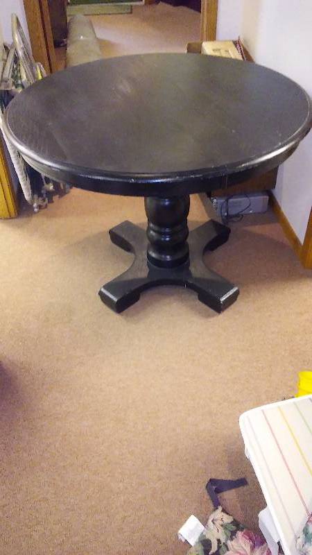 lot 88 image: Round Vintage Table, Sturdy  Great Condition, 42-inch Diameter, 29  inches Tall