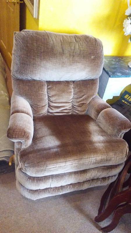 lot 90 image: Vintage Recliner, recliner works great