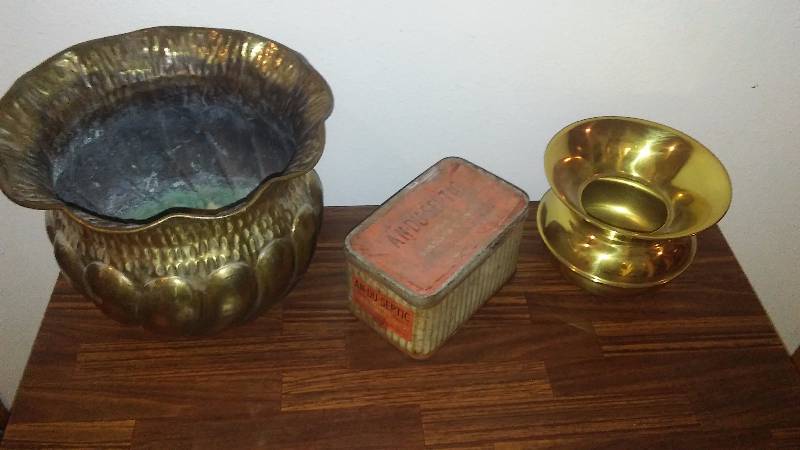 lot 143 image: Metal Shabby Chic Containers (3)