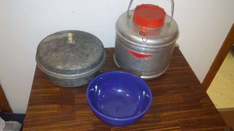 lot 150 image: Vintage Feather Flite Beverage Cooler, Ceramic Bowl, and Fryer