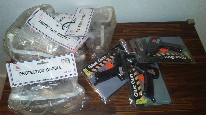 lot 174 image: Mini Glue Gun (3) Eye Goggles (6)