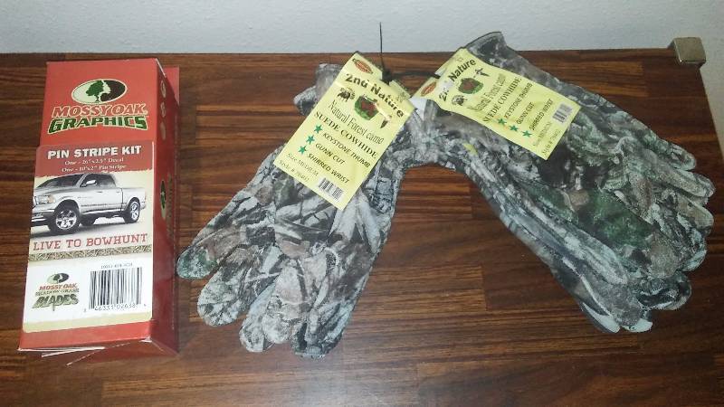 lot 179 image: Mossy Oak Pickup Pin Stripe Graphics and Suede Cowhide Gloves (med)