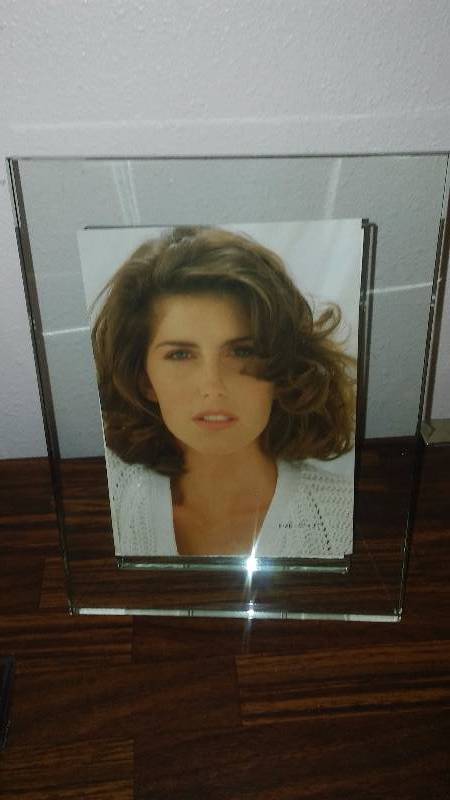 lot 181 image: Heavy Glass Frame 5 x7 Great for Graduation, and 5 x 7 Frames (24)