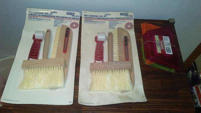 lot 190 image: Wallpaper Kit (2) and Smoothing Tool (10)