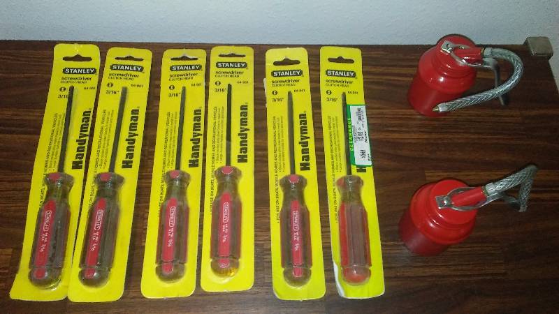 lot 200 image: Clutch head Screwdrivers (6) and Oil Cans (2)