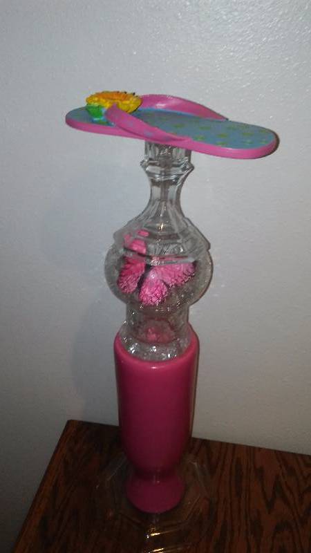 lot 233 image: Yard Garden Cabin Art, Flip Flop and Butterfly, 19  Inches H
