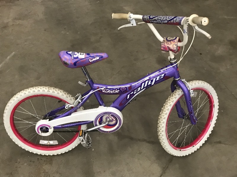 lot 12 image: Ralleye Sweetie Girls Bicycle, Good...