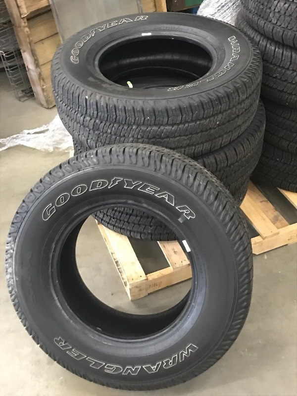 lot 6 image: Set Of (4) Goodyear Wrangler SRA Ti...