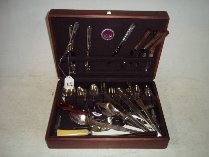 Silverware set with case