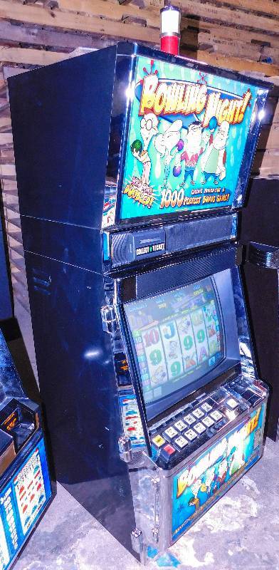 lot 1002 image: ARISTOCRAT BOWLING NIGHT VIDEO SLOT MACHINE