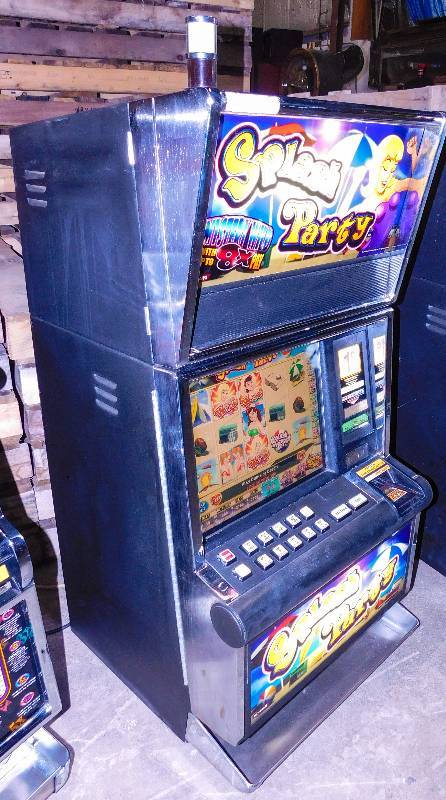 lot 1004 image: KONAMI SPLASH PARTY VIDEO SLOT MACHINE