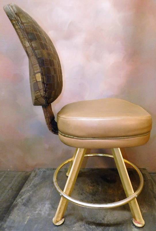 lot 1011 image: PINNACLE 22 CASINO CHAIR