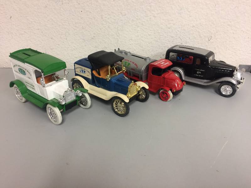 lot 4 image: Ertl Die Cast Bank Set