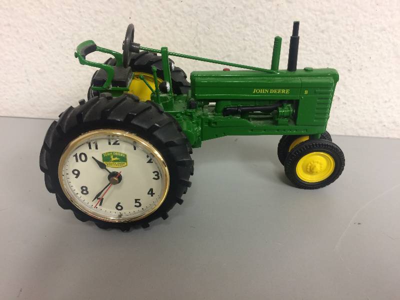 lot 7 image: John Deere Tractor Clock
