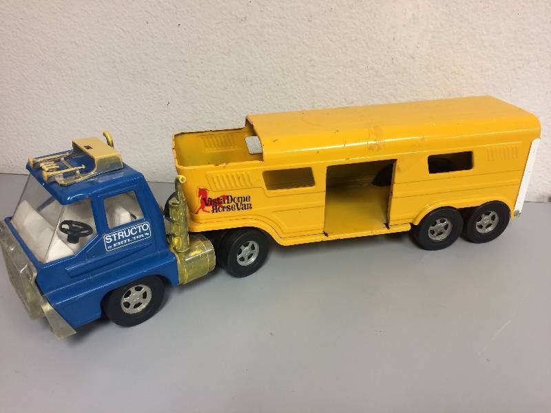 lot 18 image: Ertl Structo Truck