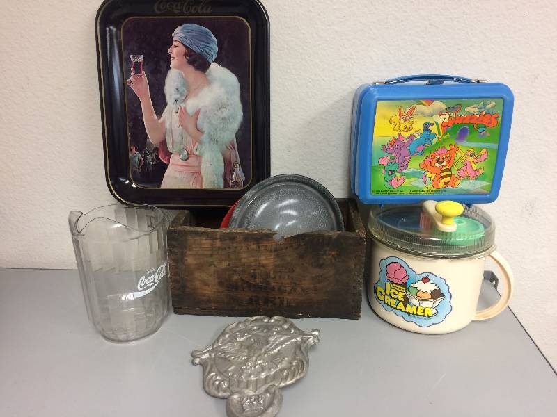 lot 36 image: Assorted Vintage items