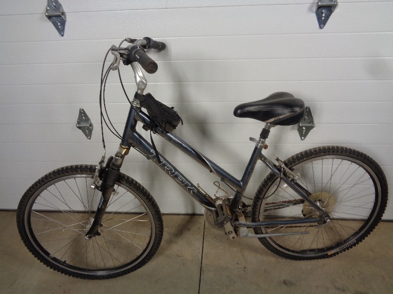 lot 97 image: Trek Mountain Bike