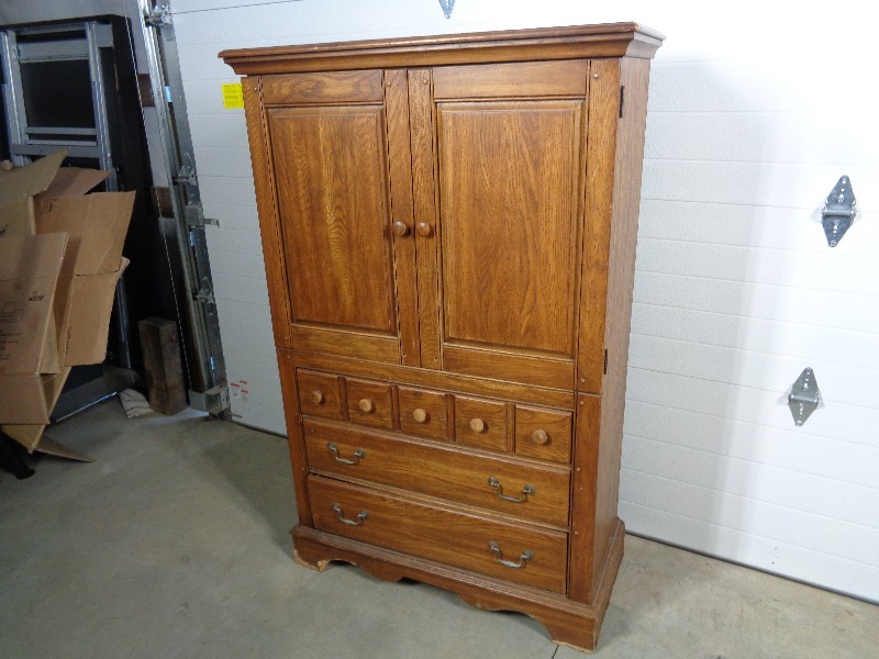 lot 104 image: Large Cabinet