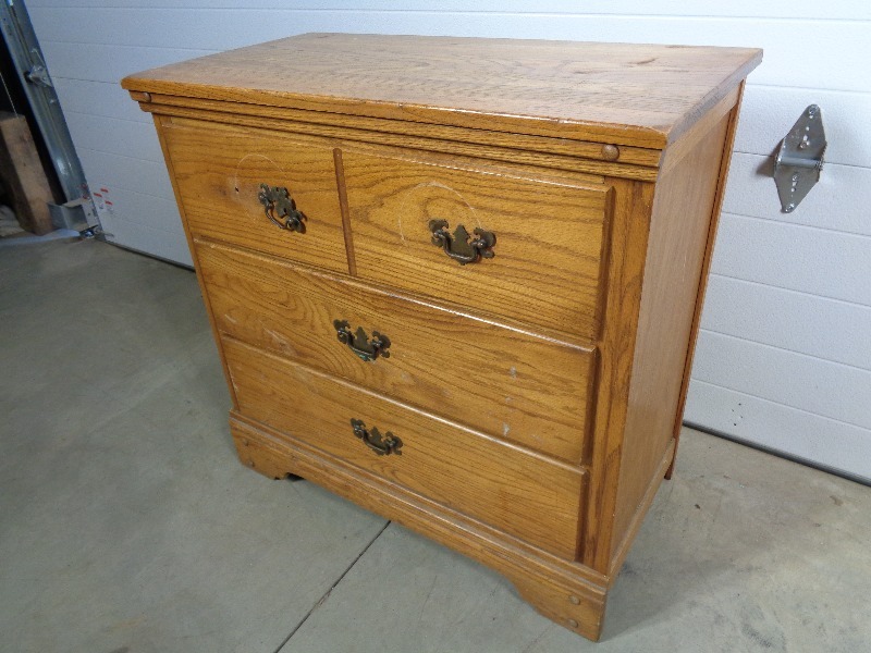 lot 115 image: 3 Drawer Dresser
