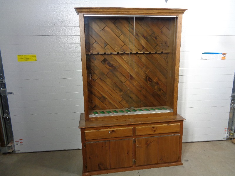 lot 123 image: 12 Gun Display  Locking Glass Case