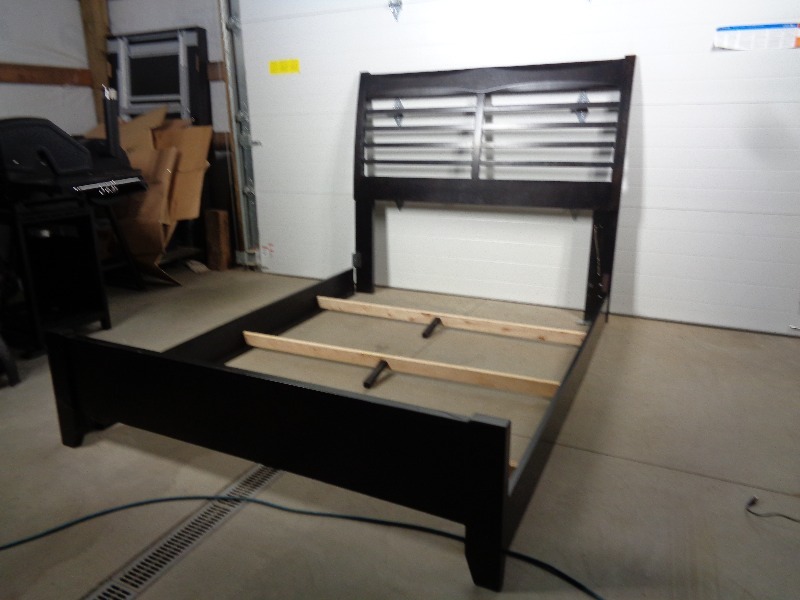 lot 124 image: Queen Bed