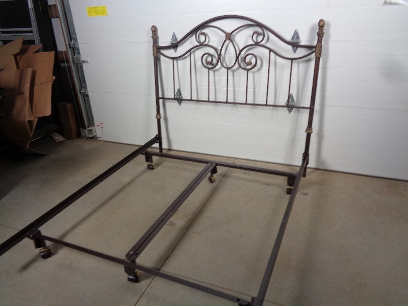 lot 126 image: Queen Bed