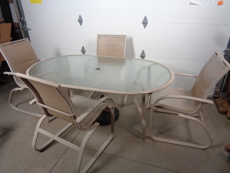 lot 135 image: Patio Set