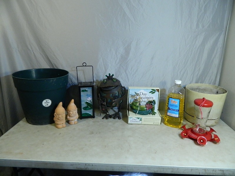 lot 6 image: Lawn  Garden Decor