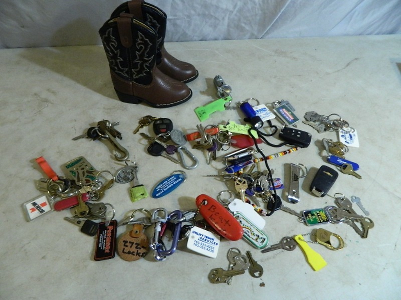 lot 28 image: Youth Cowboy Boots and assorted Keys