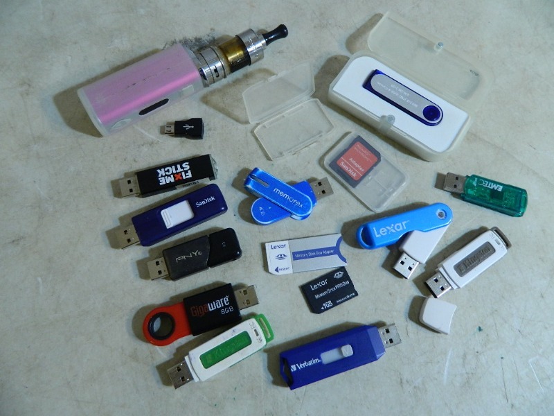 lot 31 image: USB Drives, Memory Cards, E-Cig, Etc