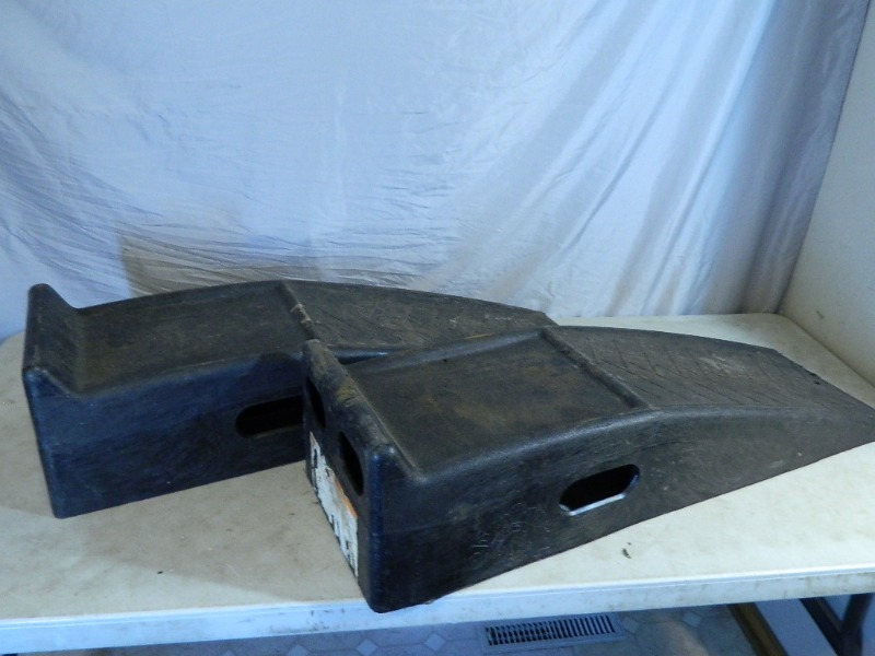 lot 70 image: Pair of Plastic Car Ramps