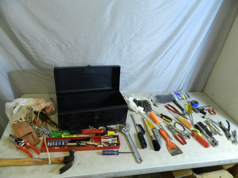 lot 79 image: Metal Toolbox with Assorted Tools