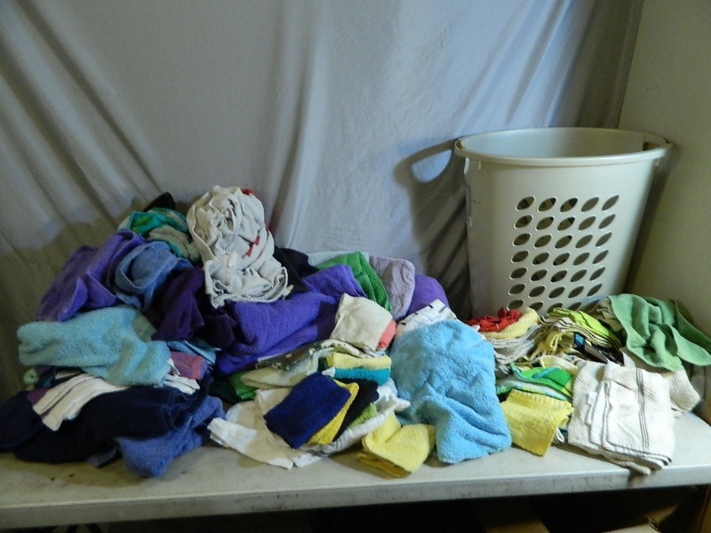 lot 90 image: Large Lot of Bath Towels, Wash Cloths, Hand Towels, Etc