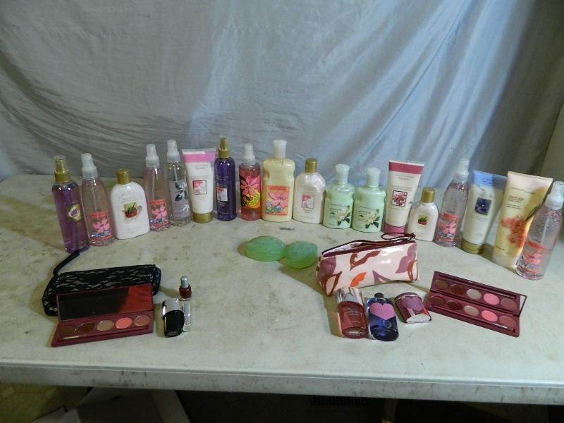 lot 158 image: New Victorias Secret and Bath and Body Works Items