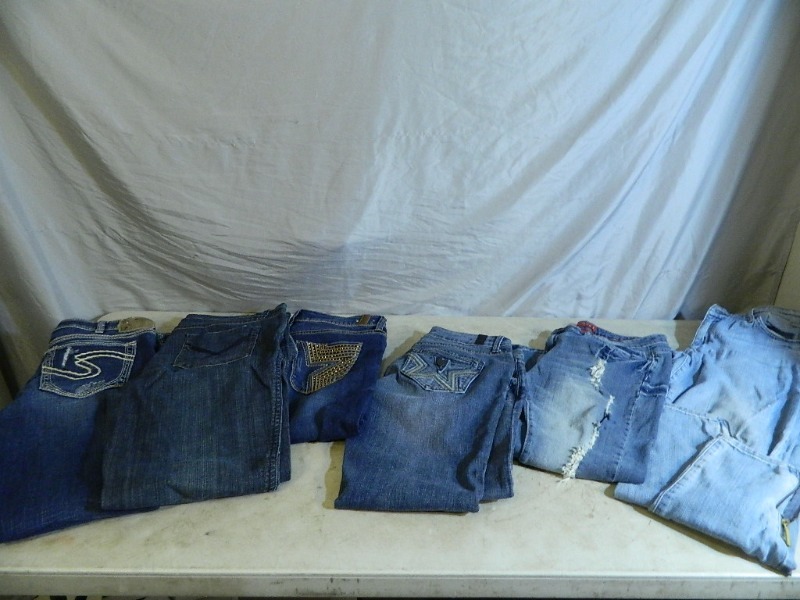 lot 165 image: Name Brand Womens Jeans and Capris