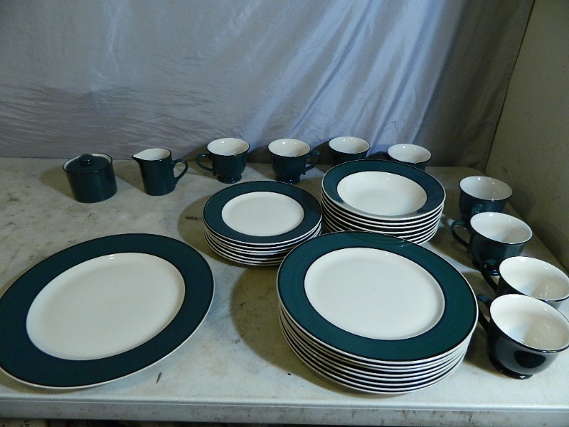 lot 170 image: Nice Gibson Dishset