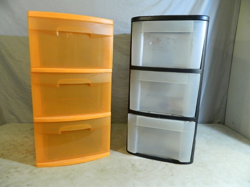 lot 182 image: 2 Plastic Organizers Drawers